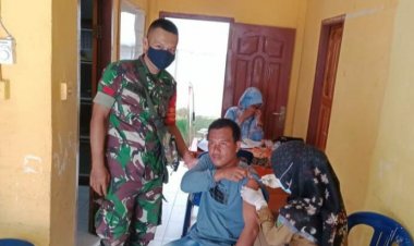 Vaksinasi di Embacang Gedang Tebo-Jambi, Babinsa: Kita Harap Masyarakat Tetap Patuhi Prokes