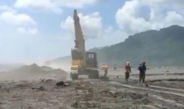 Viral! Relawan di Gunung Semeru Panik Berlarian saat Awan Panas Turun.....