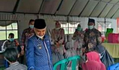 Bupati Kerinci-Jambi Tinjau Vaksinasi Massal di Siulak Mukai: Kegiatan Ini Sangat Membantu Kita Melawan Covid-19
