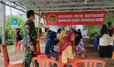 Babinsa Dampingi Warga Ikuti Serbuan Vaksinasi di Tanah Tumbuh Bungo-Jambi, Danramil: Wajib Dampingi Sebagai Tugas