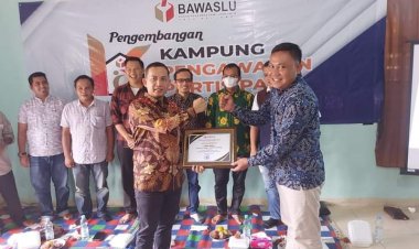 Kunjungi Merangin, Bawaslu Provinsi Jambi Beri Penghargaan ke Desa Mudo