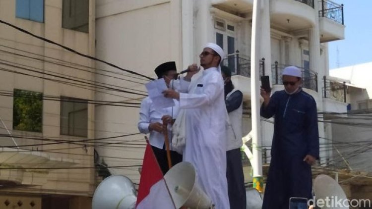 Massa Dengarkan Pesan Habib Rizieq Shihab: Bahwa Aksi 212 adalah Anugerah Allah SWT....