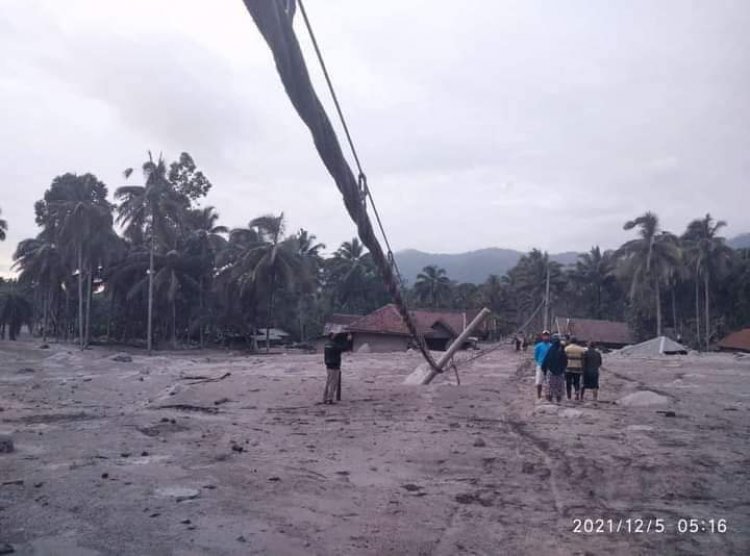 Mengerikan! Kondisi Kampung Renteng Tertimbun Abu Vulkanik Erupsi Gunung Semeru