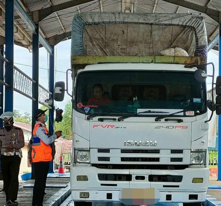Masih Membandel, Puluhan Truk Kelebihan Tonase Ditilang Polisi