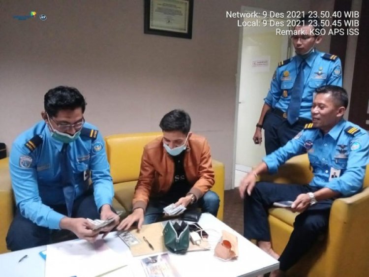 Jujur! Petugas Kebersihan Bandara Soetta Temukan Dompet Isi 95 Lembar Pecahan Dolar AS