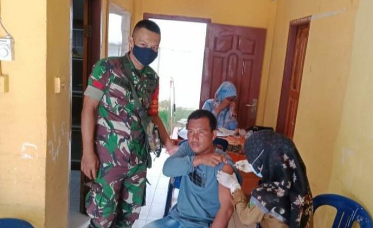 Vaksinasi di Embacang Gedang Tebo-Jambi, Babinsa: Kita Harap Masyarakat Tetap Patuhi Prokes