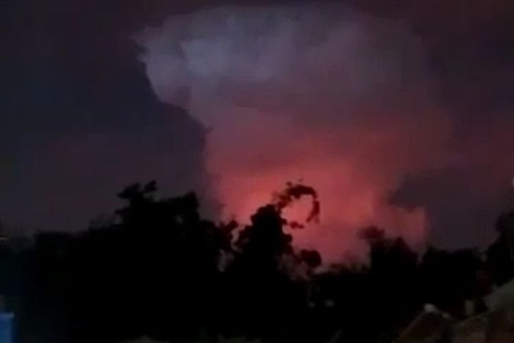 Heboh! Langit Jadi Merah dan Sambaran Petir di Puncak Gunung Welirang
