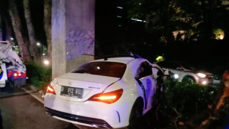 Mobil Mercy Tabrak Trotoar & Pohon di Senayan, Wanita Muda Tewas