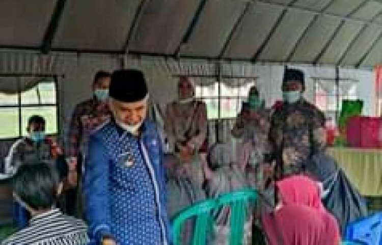 Bupati Kerinci-Jambi Tinjau Vaksinasi Massal di Siulak Mukai: Kegiatan Ini Sangat Membantu Kita Melawan Covid-19