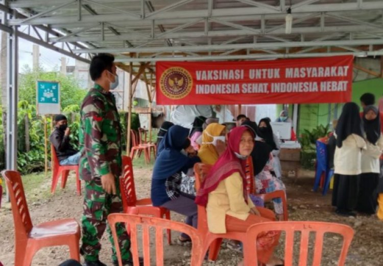 Babinsa Dampingi Warga Ikuti Serbuan Vaksinasi di Tanah Tumbuh Bungo-Jambi, Danramil: Wajib Dampingi Sebagai Tugas