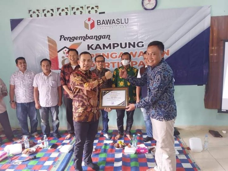 Kunjungi Merangin, Bawaslu Provinsi Jambi Beri Penghargaan ke Desa Mudo