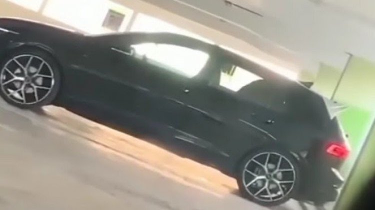 Viral! Video Pasangan Indehoi Naik Turun di Dalam Mobil