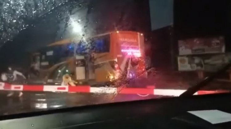 HEBOH! Bus Terjebak di Rel Kereta Api, Penumpang Lari Tunggang Langgang