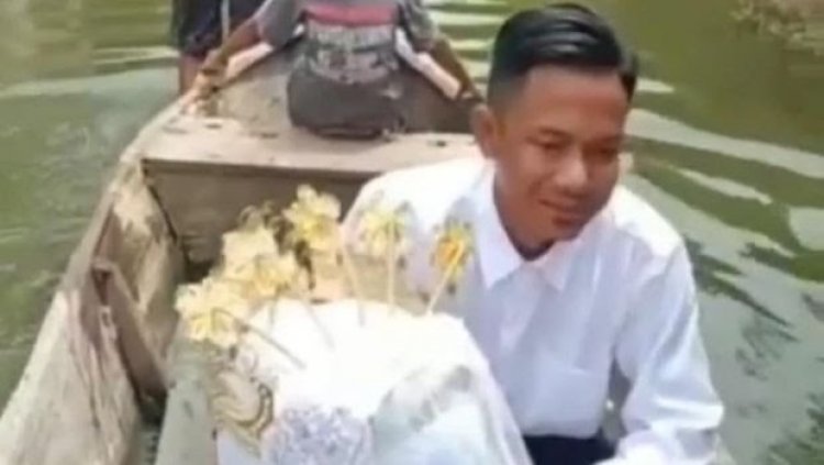Banjir Tak Jadi Masalah! Viral Pengantin Naik Perahu Saat Banjir Menerjang
