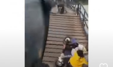 Viral! Video Jembatan Jembalas Ambruk, Pengendara Motor Terperosok Teriak Takbir