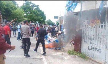Panas!! Demokrat NTT Ricuh dan Massa Bakar Atribut Partai