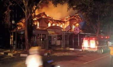 Rumah Mewah di Pekanbaru Terbakar Hebat, Pemilik Menangis Histeris 20 Kucing Anggora di Dalam....
