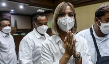 Hakim Vonis Nia dan Ardi Bakrie 1 Tahun Penjara, Nia Menangis....