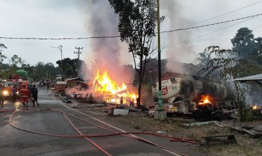 Kebakaran Hebat Terjadi di Merangin, Mobil Tangki Pertamina dan Kios Minyak Ikut Terbakar