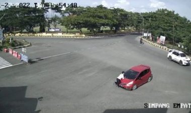 Bak Film Laga, Viral Video Polisi Gagalkan Perampasan Mobil Hingga Terseret 1 Kilometer