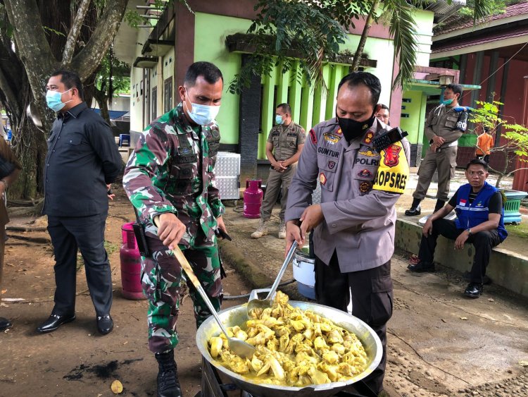 BANJIR! Dirikan Dapur Umum dan Kesehatan, Kapolres Bungo-Jambi dan Dandim Ikut Memasak