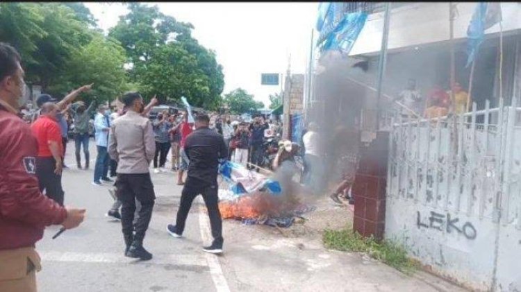 Panas!! Demokrat NTT Ricuh dan Massa Bakar Atribut Partai