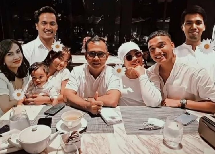 Viral! Foto Keluarga Editan Fuji, Tambahkan Vanessa Angel dan Bibi, Netizen: Bagus, Kaya Nyata jadi Sedih....
