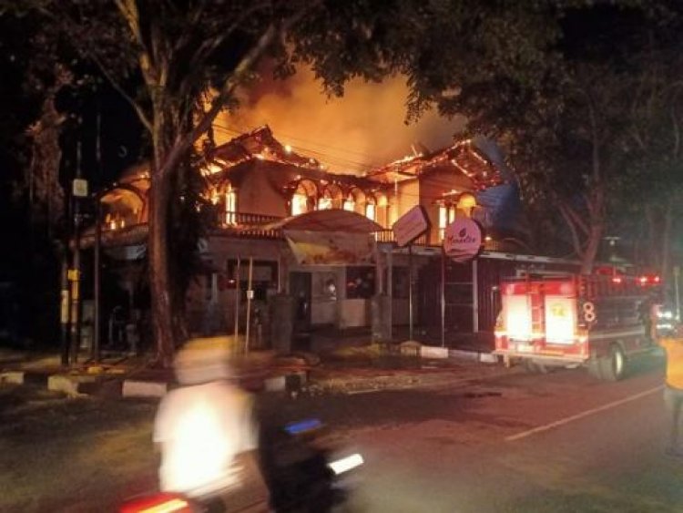Rumah Mewah di Pekanbaru Terbakar Hebat, Pemilik Menangis Histeris 20 Kucing Anggora di Dalam....