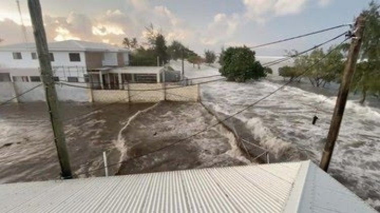Ngeri! Pulau Tonga di Terjang Tsunami, Warga Selamatkan Diri