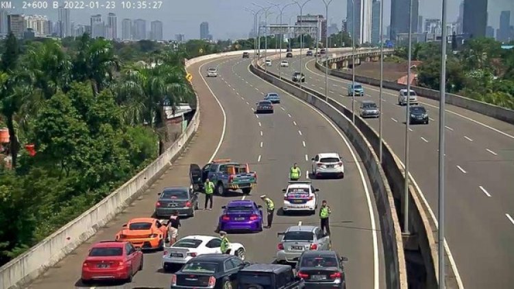 Viral! Konvoi Mobil Mewah Sambil Foto-foto di Tol, Kenapa Polisi Tak Tilang? Hanya Ditegur