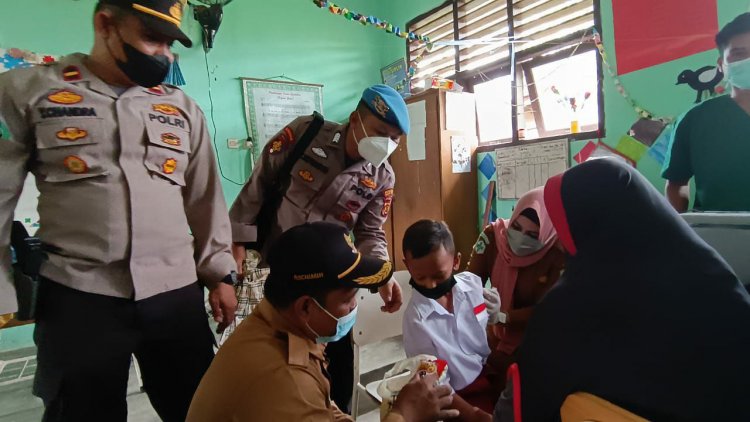 Agar Mau Divaksin, Polsek Sungaigelam Muarojambi Berikan Bingkisan untuk Anak-anak