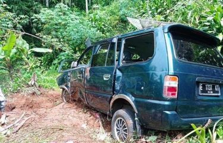 Duh! Mobil dengan 13 Orang Penumpang Terjun ke Jurang di Ciamis 25 Meter, Begini Nasibnya
