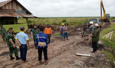 Cegah Karhutla, TNI Gotong Royong Bangun Sekat Kanal di Desa Betung