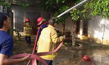 Satu Unit Rumah di Lorong Cengkeh Bungo-Jambi, Damkar Berjibaku Padamkan Api