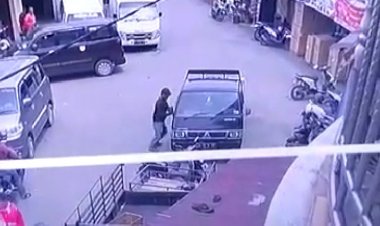 Terekam CCTV, Pencuri di Pasar Bangko Ini Santai Gasak Uang Ratusan Juta di Dalam Mobil