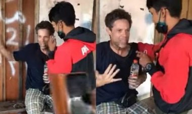 Heboh! Bule Dibogem Warga Akibat Ganggu Orang Shalat, Pemuda: Denger ya Pak, Mereka lagi Sholat