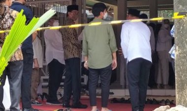 Presiden Mengantar Jenazah Pamannya ke Makam