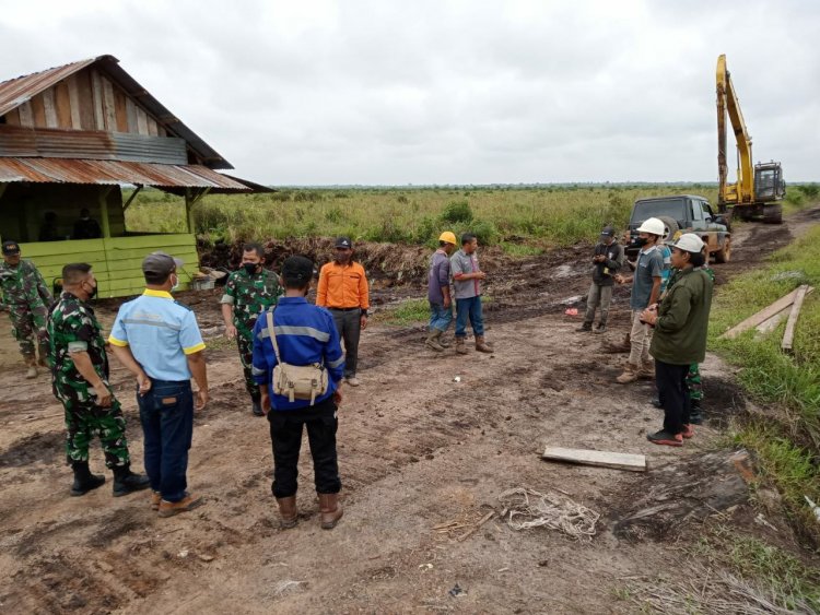 Cegah Karhutla, TNI Gotong Royong Bangun Sekat Kanal di Desa Betung