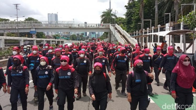 Massa Buruh Penuhi Depan Gedung DPR, Tuntut Cabut Omnibus Law