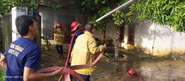 Satu Unit Rumah di Lorong Cengkeh Bungo-Jambi, Damkar Berjibaku Padamkan Api