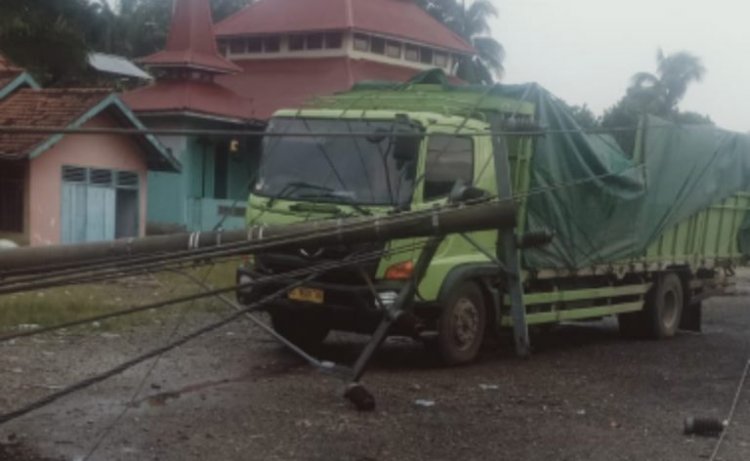 Diterjang Angin Puting Beliung, Tiang PLN di Bungo Roboh, Hancurkan Mobil dan Rumah Warga