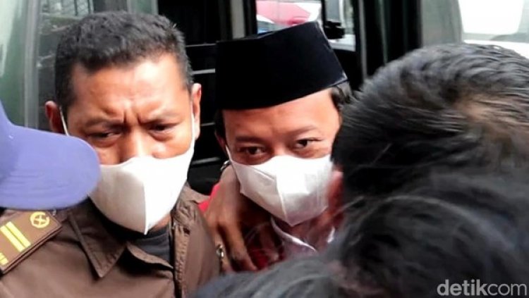 Gunakan Rompi Merah, Herry Wirawan Hadiri Sidang Vonis Kasus Pemerkosaan 13 Santri