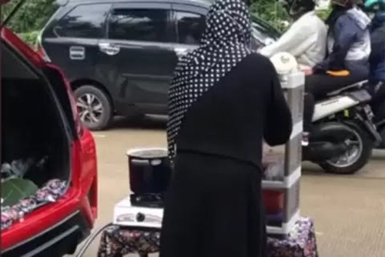 Viral! Emak-emak Dagang Nasi Kuning Pakai Mobil Keren, Ternyata Bikin Terharu