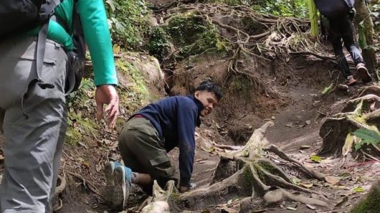 LUAR BIASA! Elfin Nugraha Penyandang Disabilitas Ini Sukses Mendaki Gunung Marapi Meski Merangkak
