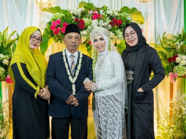 Viral! Pria Nikahi Cinta Pertamanya Setelah Pisah 61 Tahun, Netizen: Ceweknya Guru TK Cowooknya Guru SD