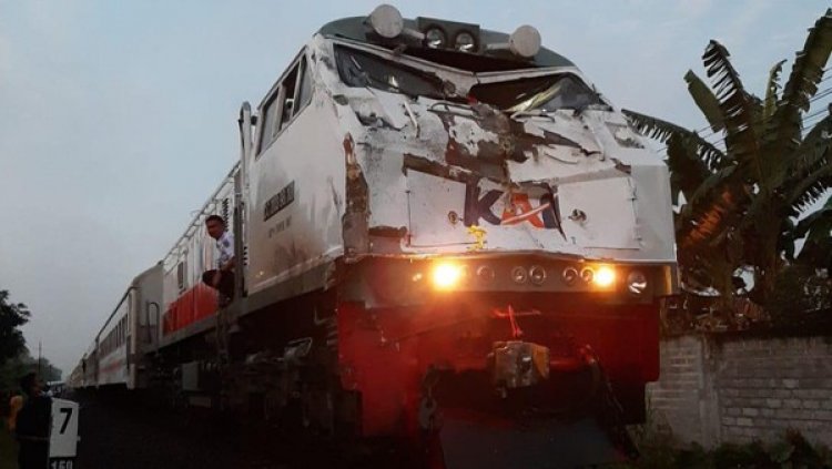 Bus Wisawatan Tertabrak KA, 4 Orang Tewas, Lokomotif Ringsek