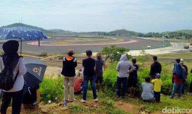Santri, Mahasiswa Guru Hingga ASN Dikerahkan Nonton MotoGP: Mudah-mudahan 1% Ini Laku Terjual
