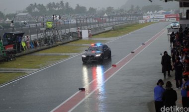 Hujan Deras Melanda Sirkuit Mandalika Perhelatan MotoGP, Netizen: Pawang Hujan Ketar Ketir