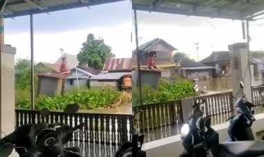 Viral! Pria Ini Tetap Santai Diatas Jamban yang Hanyut Terbawa Arus Sungai