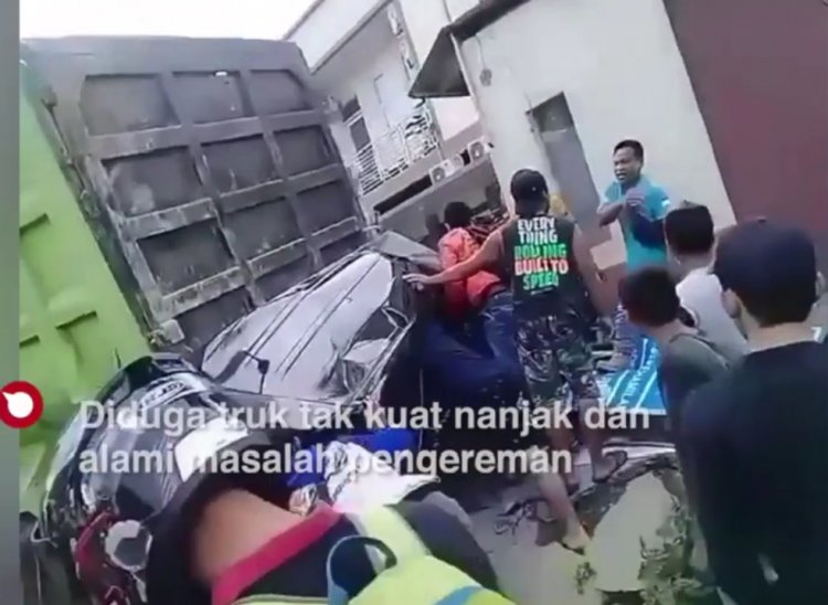 Viral! Truk Mundur Tabrak Sejumlah Kendaraan di Purwakarta dan Terekam CCTV